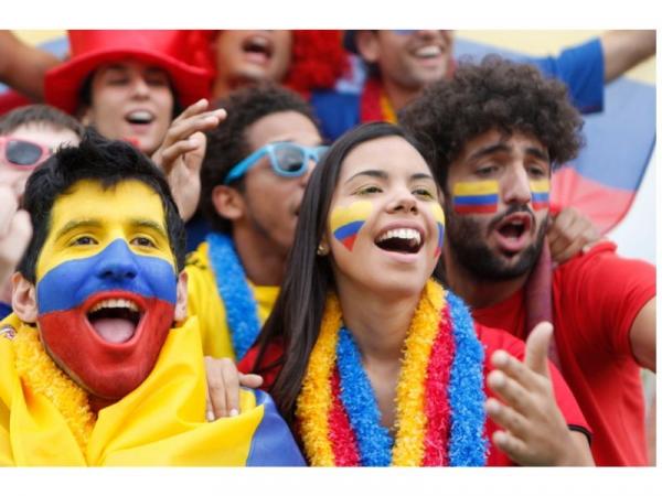 Persons wearing the Colombian flag colors 