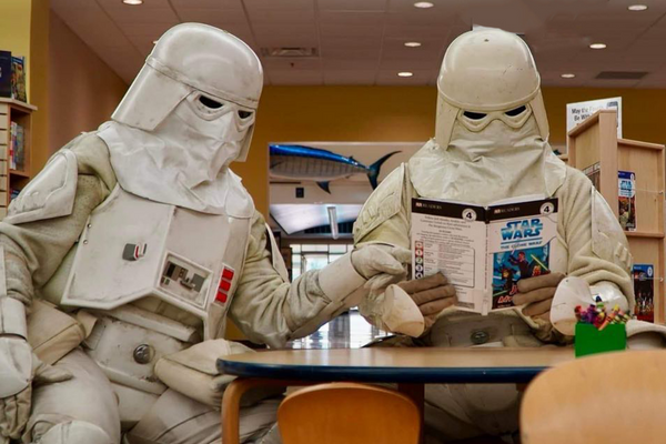 two star wars characters reading